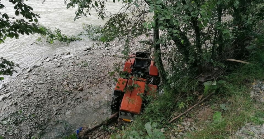 În Vișeu de Sus: Un bărbat s-a răsturnat cu tractorul în Valea Scradei (FOTO)