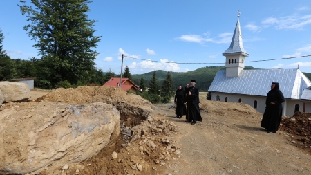 PS Iustin a efectuat o vizită arhierească la Schitul Izvoare (FOTO)