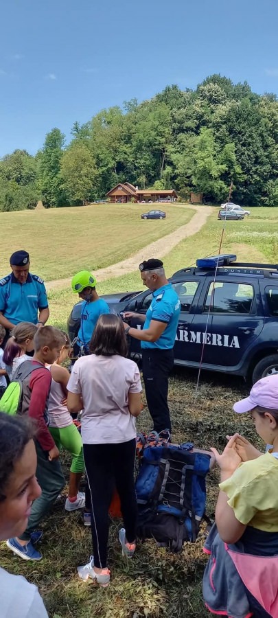 Vacanță în siguranță: Jandarmii s-au întâlnit și i-au sfătuit pe cei 45 de copii care au participat la tabăra de vară din Groși