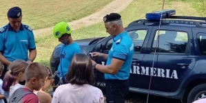 Vacanță în siguranță: Jandarmii s-au întâlnit și i-au sfătuit pe cei 45 de copii care au participat la tabăra de vară din Groși