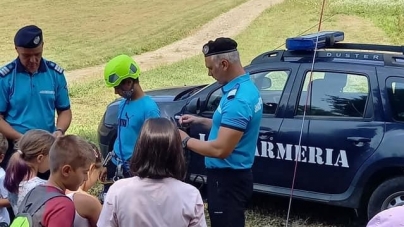 Vacanță în siguranță: Jandarmii s-au întâlnit și i-au sfătuit pe cei 45 de copii care au participat la tabăra de vară din Groși