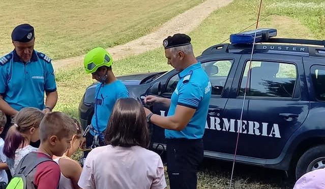 Vacanță în siguranță: Jandarmii s-au întâlnit și i-au sfătuit pe cei 45 de copii care au participat la tabăra de vară din Groși