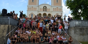 Peste 120 de copii au participat la școala de vară „Maica Domnului, bucuria copiilor” din Fărcașa (FOTO)