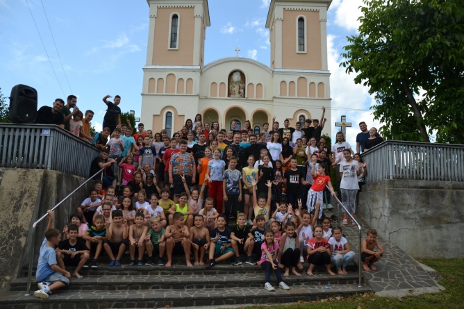 Peste 120 de copii au participat la școala de vară „Maica Domnului, bucuria copiilor” din Fărcașa (FOTO)
