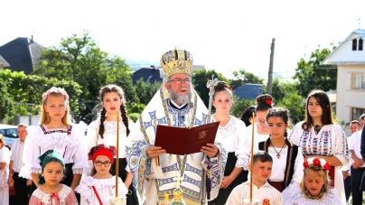 Sărbătoare în Sârbii Fărcașei: PS Iustin a resfințit biserica din localitate (FOTO)