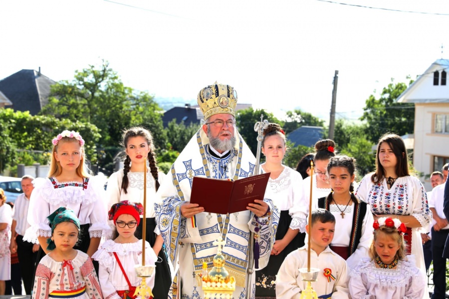 Sărbătoare în Sârbii Fărcașei: PS Iustin a resfințit biserica din localitate (FOTO)