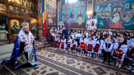 Slujba Paraclisului Maicii Domnului în Parohia Ortodoxă Petrova (FOTO)