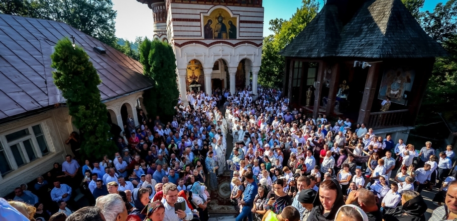 Zi de hram: Sute de credincioși au urcat, și în acest an, încă din ajun, „muntele cel sfânt al Rohiei” (FOTO)