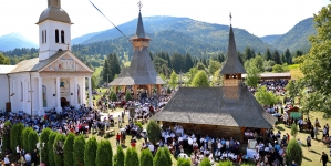 Hram la Mănăstirea Moisei; Mii de credincioși s-au rugat alături de Episcopul Iustin (FOTO)