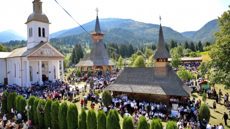 Hram la Mănăstirea Moisei; Mii de credincioși s-au rugat alături de Episcopul Iustin (FOTO)