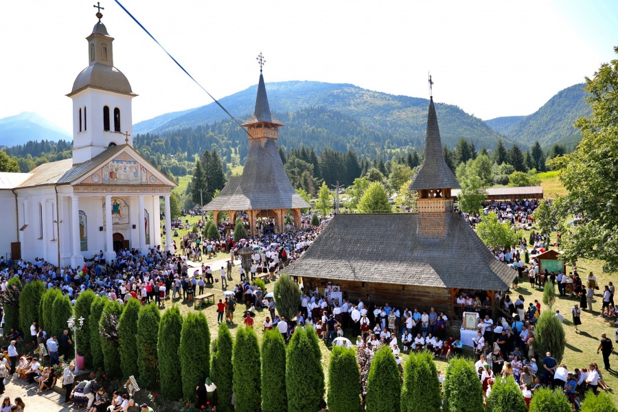 Hram la Mănăstirea Moisei; Mii de credincioși s-au rugat alături de Episcopul Iustin (FOTO)