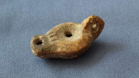 Opaiț miniatural – „exponatul săptămânii” la Muzeul Județean de Istorie și Arheologie Maramureș