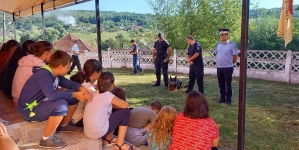 Campania „Vacanţă în siguranţă” continuă: Jandarmii s-au întâlnit cu 30 de copii care participă la tabăra de vară din Tămășești