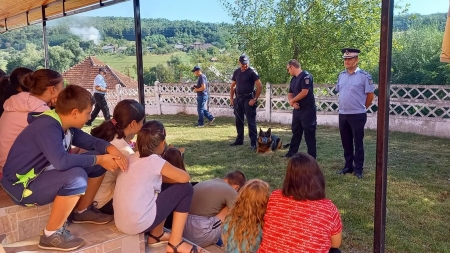 Campania „Vacanţă în siguranţă” continuă: Jandarmii s-au întâlnit cu 30 de copii care participă la tabăra de vară din Tămășești