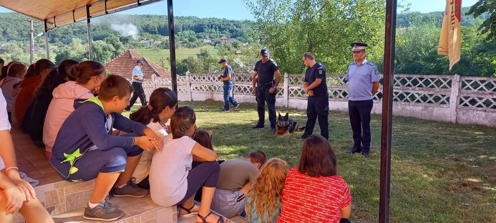 Campania „Vacanţă în siguranţă” continuă: Jandarmii s-au întâlnit cu 30 de copii care participă la tabăra de vară din Tămășești