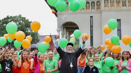 „Uniți în cuget și simțiri”: Tabăra creștină de la Mănăstirea Dealu Mare a ajuns la final; Imagini inedite cu Episcopul Iustin (FOTO)