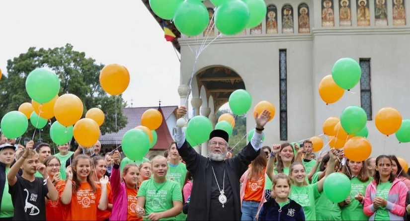 „Uniți în cuget și simțiri”: Tabăra creștină de la Mănăstirea Dealu Mare a ajuns la final; Imagini inedite cu Episcopul Iustin (FOTO)