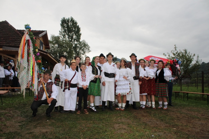 Proiect inedit: Mai mulți tineri din Vișeu au reconstituit o nuntă tradițională (FOTO)