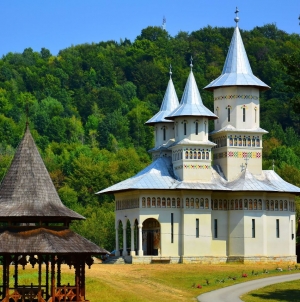 La Mănăstirea Dealu Mare va avea loc Tabăra creștină „Uniți în cuget și simțiri”