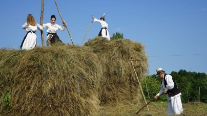 Clacă de fân la Aspra: S-a muncit cu adevărat, ca pe vremuri, iar apoi a fost ospăț și joc (FOTO)