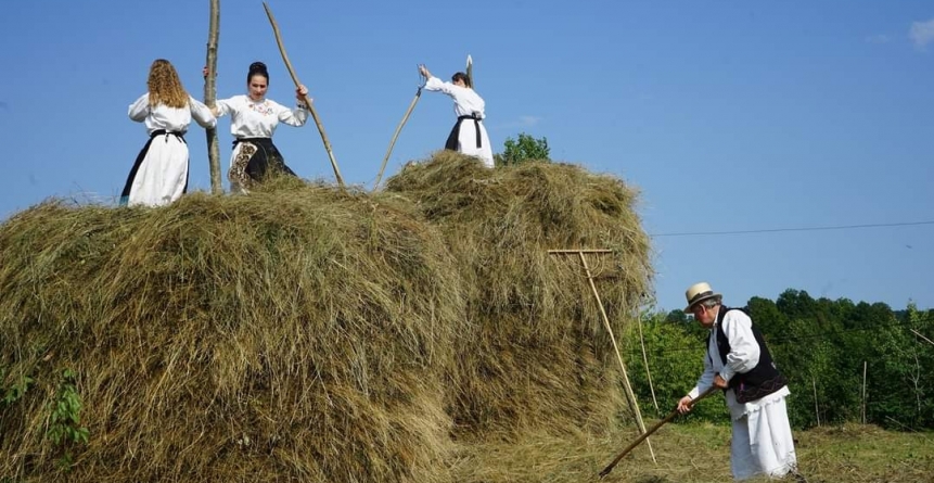 Clacă de fân la Aspra: S-a muncit cu adevărat, ca pe vremuri, iar apoi a fost ospăț și joc (FOTO)