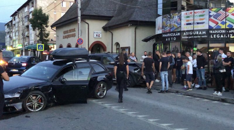 Accident rutier în Borșa: Coliziune în centrul orașului. Două autoturisme s-au ciocnit. Norocul a făcut să fie doar pagube materiale nu victime (VIDEO ȘI FOTO)