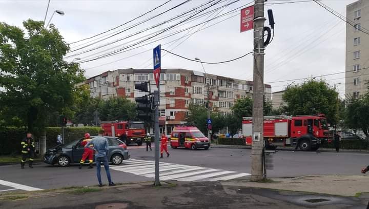 Când graba strică treaba: În Baia Mare un șofer „a uitat” să țină cont de semnalele acustice și luminoase și a acroșat autospeciala pompierilor la Buclă (FOTO)