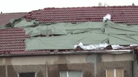 Efectele vijeliei în Maramureș: Se face apel la solidaritate după ce acum sunt clădiri în Handalul Ilbei care-s afectate de grindină (FOTO)
