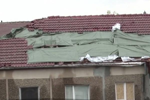 Efectele vijeliei în Maramureș: Se face apel la solidaritate după ce acum sunt clădiri în Handalul Ilbei care-s afectate de grindină (FOTO)