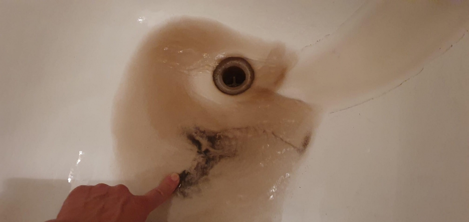 În mijlocului sezonului estival!: În Baia Mare, la robinete, apă maronie sau chiar deloc! Avaria nu a fost remediată nici până acum! (FOTO)