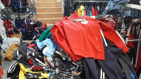 Verificări: Articole de vestimentație, confiscate în Maramureș