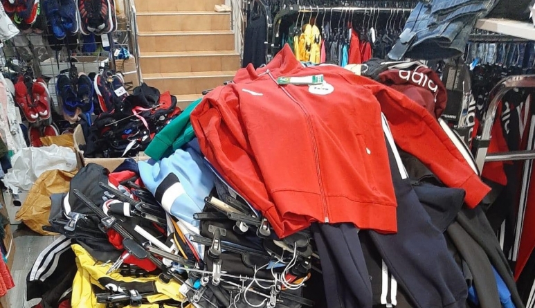 Acțiune în județul Maramureș: Peste 200 articole de îmbrăcăminte confiscate de oamenii legii de Investigare a Criminalității Economice. Valoarea mărfii, de aproximativ 30.000 lei