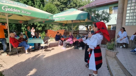 Momente pline de satisfacție!: Artistele Teodora Dănțăușa și Cezara Dan i-au înveselit astăzi pe seniorii de la Căminul de Vârstnici Baia Mare! (VIDEO ȘI FOTO)