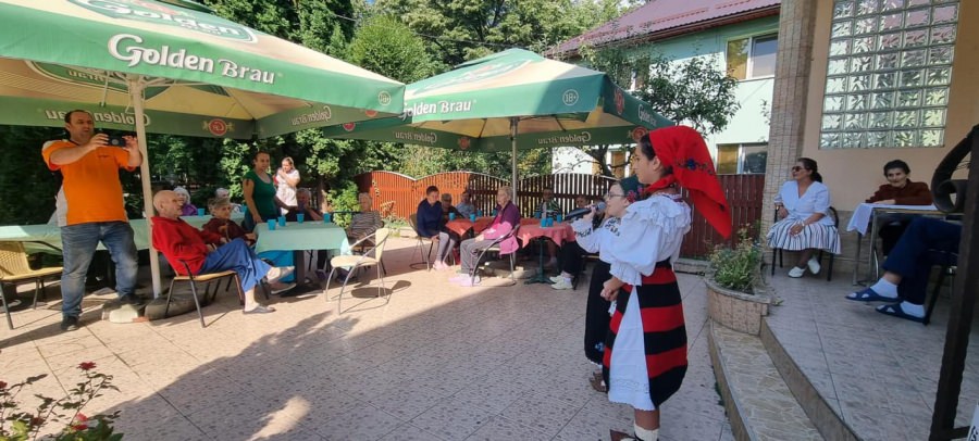 Momente pline de satisfacție!: Artistele Teodora Dănțăușa și Cezara Dan i-au înveselit astăzi pe seniorii de la Căminul de Vârstnici Baia Mare! (VIDEO ȘI FOTO)