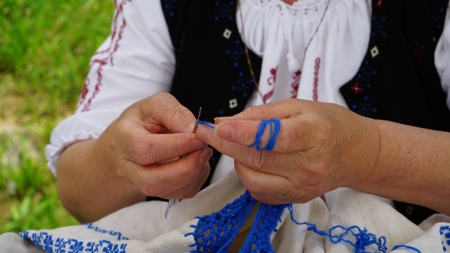 Tinerii maramureșeni au ocazia să se inițieze în câteva meșteșuguri; Când și unde se desfășoară atelierele