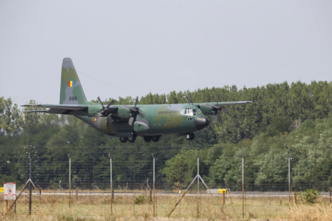 Avionul Hercules cu românii evacuați din Afganistan a ajuns în România