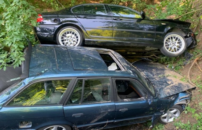 BMW-uri în inedite ipostaze: Tânăr din Maramureș, accident spectaculos în Cluj. Șofer implicat într-o liniuță, ajuns cu mașina în șanț după alt vehicul! (FOTO)