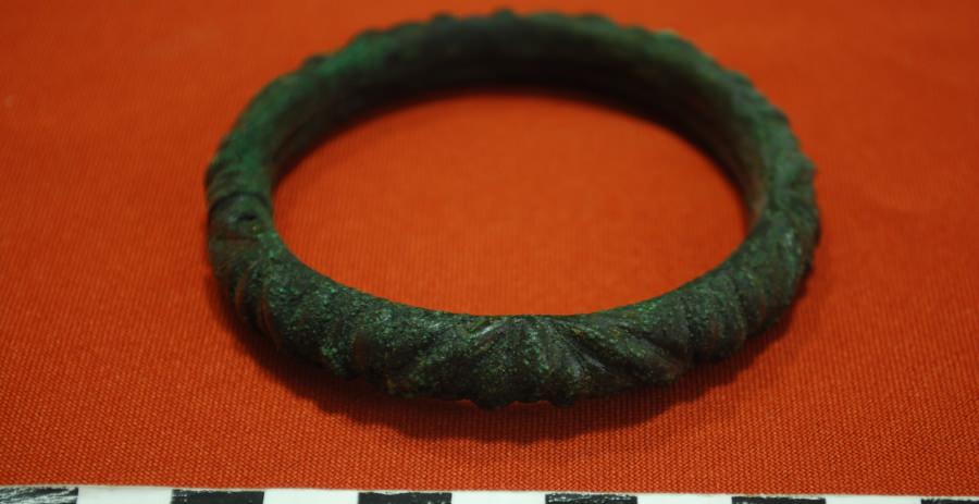 Brățara din bronz descoperită în cimitirul celtic de la Ciumești este „exponatul săptămânii” la Muzeul de Istorie și Arheologie Maramureș