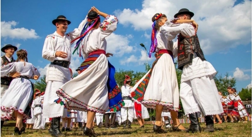 Se anunță Danț la șură în comuna Lăpuș; Vor fi prezenți artiști unul și unul
