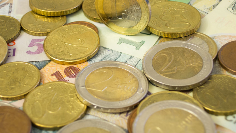 Euro se menține aproape de maximul istoric. Cei doi factori care vor împinge cursul peste pragul de 5 lei pentru un euro