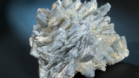 Frumusețile Maramureșului:O piesă care e alcătuită în totalitate din baritină, aspect floral, exponatul săptămânii la Muzeul de Mineralogie din Baia Mare(FOTO)