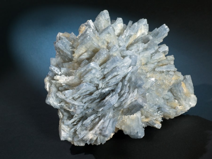 Frumusețile Maramureșului:O piesă care e alcătuită în totalitate din baritină, aspect floral, exponatul săptămânii la Muzeul de Mineralogie din Baia Mare(FOTO)