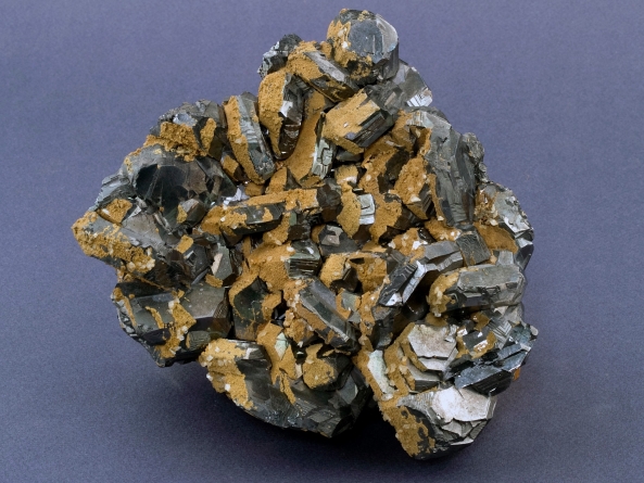 Frumusețile Maramureșului: Un eșantion măreț format din trei componente, exponatul săptămânii la Muzeul de Mineralogie din Baia Mare (FOTO)