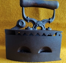 Fierul de călcat cu cărbuni – exponatul săptămânii la Muzeul de Istorie și Arheologie Maramureș