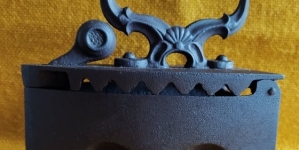 Fierul de călcat cu cărbuni – exponatul săptămânii la Muzeul de Istorie și Arheologie Maramureș