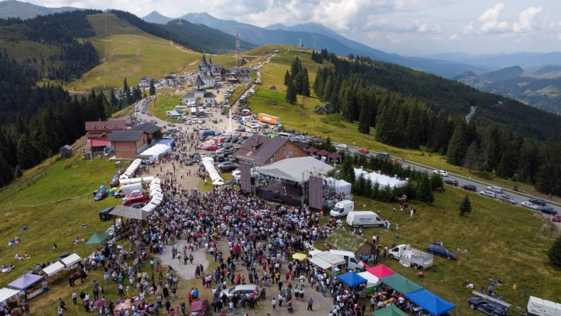 Eveniment de tradiție: Mii de oameni au participat la Festivalul Interjudețean de Folclor „Hora la Prislop” (FOTO)