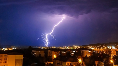 Actualizare: Vijelie în Maramureș!: Arbori căzuți, flăcări cauzate de trăsnete, zone rămase fără curent electric, accidente rutiere cu victime! (VIDEO ȘI FOTO)