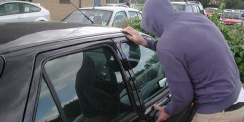 Șomcuta Mare: Un tânăr a furat o mașină și a condus-o prin oraș deși nu are permis