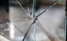 Cinci persoane din Șomcuta Mare au fost reținute după ce au lovit un microbuz cu bâta, rănindu-l și pe șofer