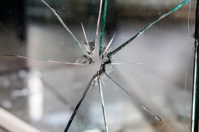 Cinci persoane din Șomcuta Mare au fost reținute după ce au lovit un microbuz cu bâta, rănindu-l și pe șofer